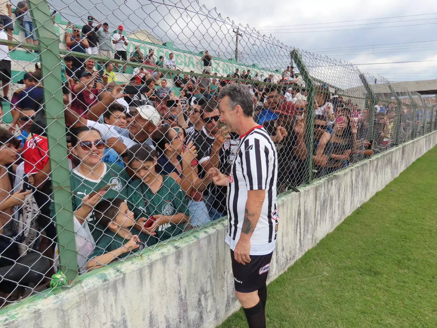 Futebol Solidário reúne campeões mundiais e arrecada alimentos